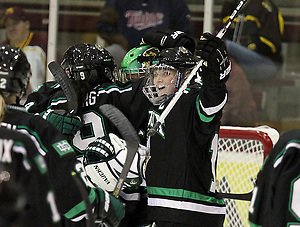 Monique Lamoureux-Kolls celebrates with North Dakota teammates. (Ryan Coleman/Ryan Coleman, d3photography.com)