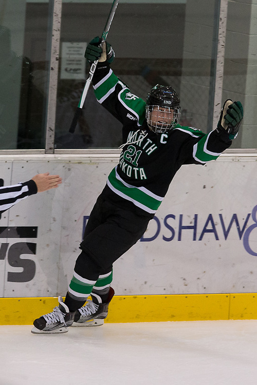 07 Oct 16:  Amy Menke (North Dakota - 21).  The St. Cloud State University Huskies host the University of North Dakota Fighting Hawks in a WCHA matchup at the National Hockey Center in St. Cloud, MN. (Jim Rosvold/USCHO.com)